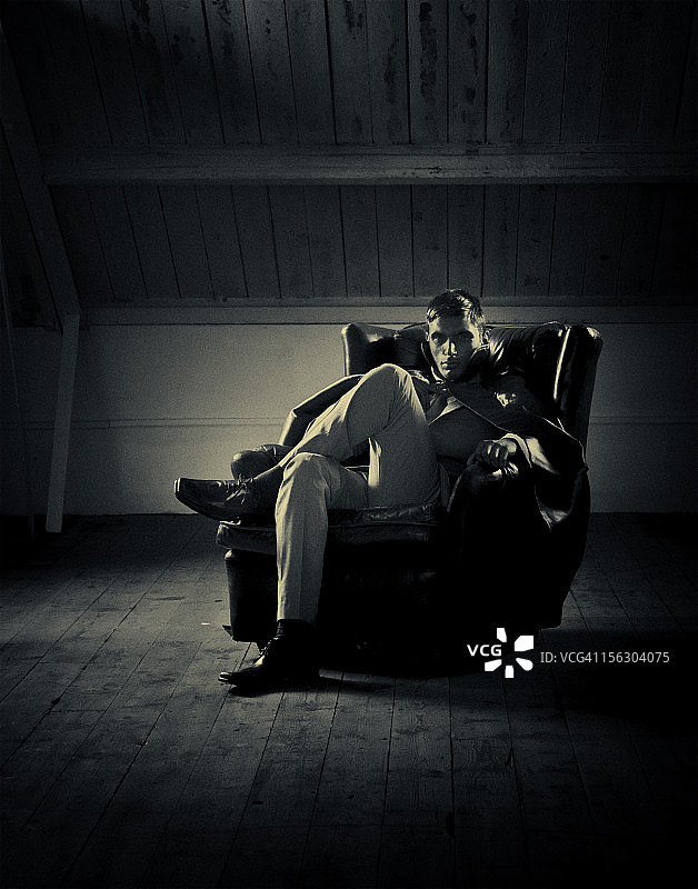 优雅的吸血鬼坐在阁楼上图片素材