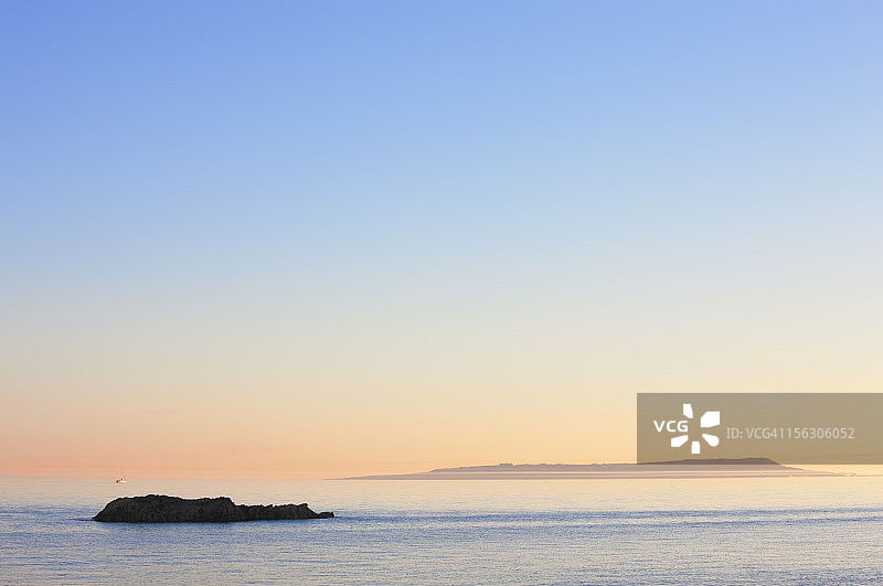 多塞特郡日落时分的岩石小岛和波特兰岛图片素材