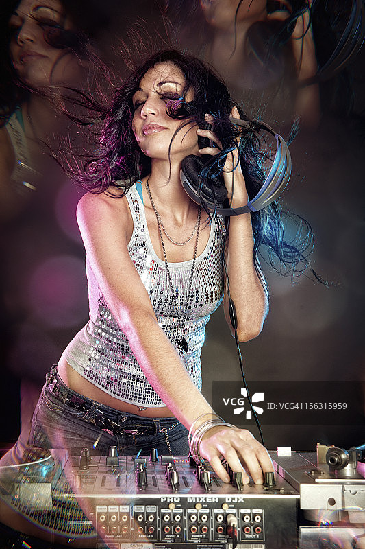 正在播放音乐和跳舞的女人图片素材