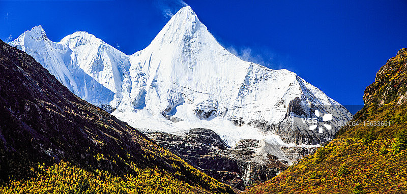 亚丁神山—央迈勇图片素材