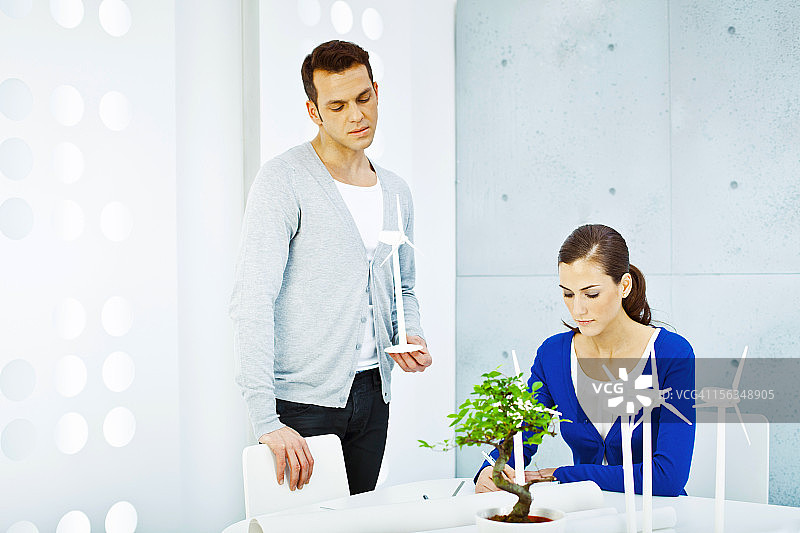 工程师研究风力涡轮机模型图片素材