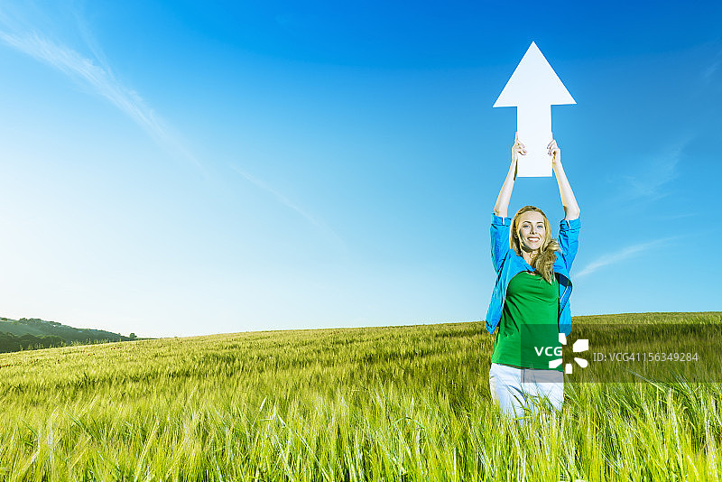绿色生态：指向上方的女孩图片素材