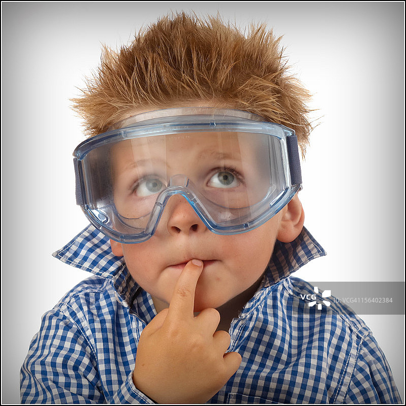 戴玻璃面具的男孩肖像图片素材