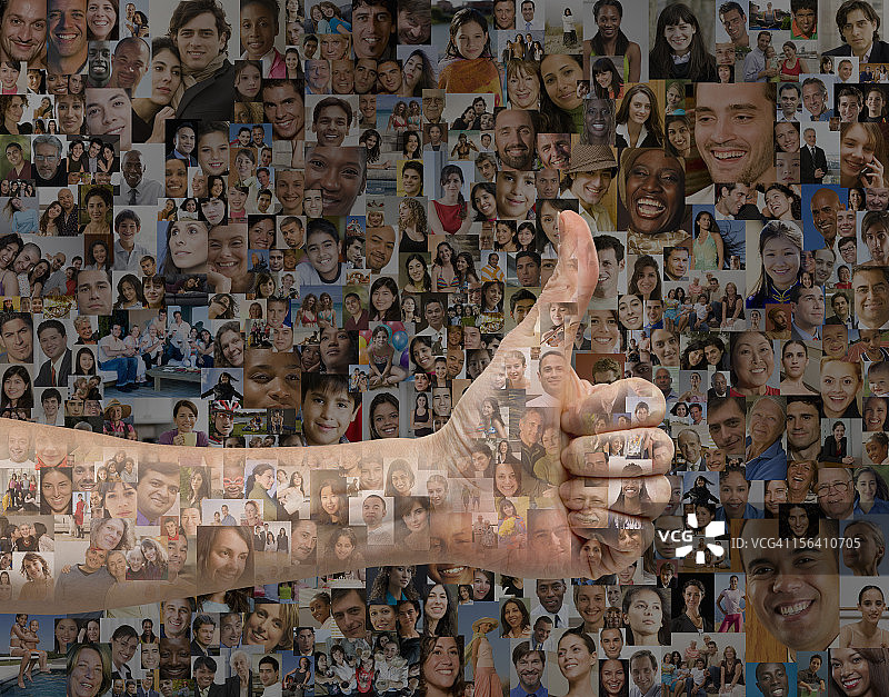 被人群图像包围的点赞的人图片素材