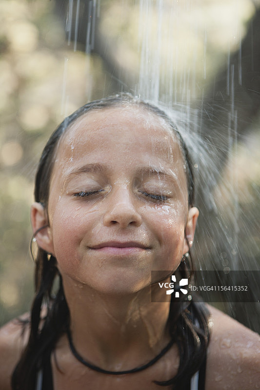 户外流水下的女孩图片素材