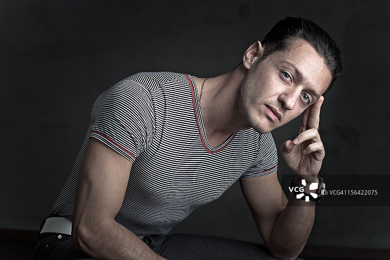 沉思的男孩图片素材