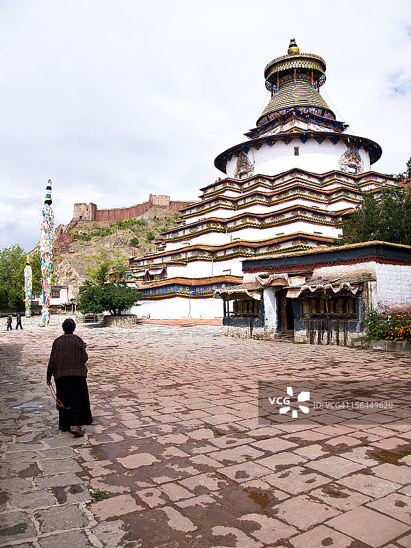 在白居寺前行走的女人图片素材