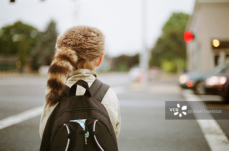男孩步行去学校图片素材