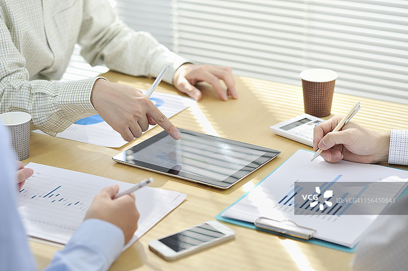 在办公室讨论的商务人士图片素材