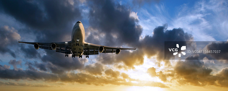 日落时分降落的特大号大型喷气式飞机图片素材