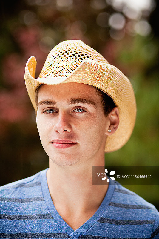 戴牛仔帽的青少年男孩肖像图片素材