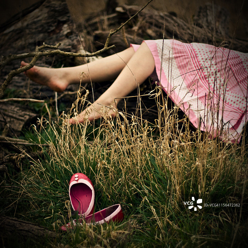 树林边的粉色连衣裙和鞋子图片素材