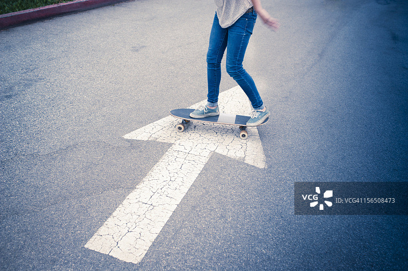 滑板手在停车场穿越箭头图片素材