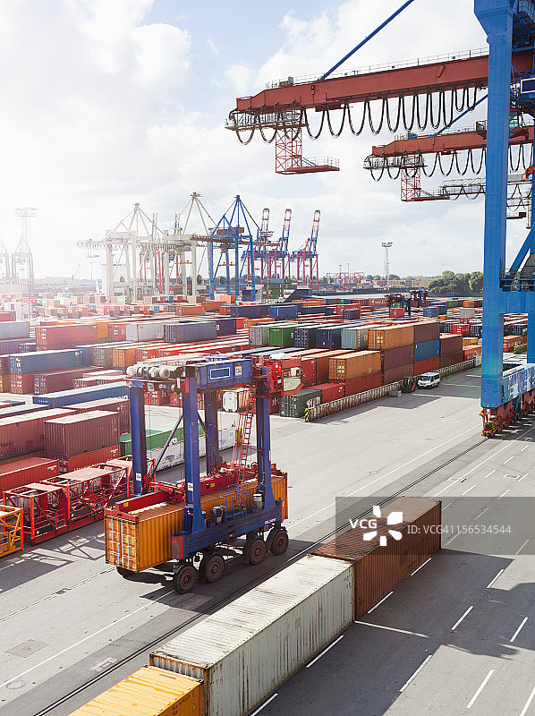 集装箱码头的跨运车图片素材
