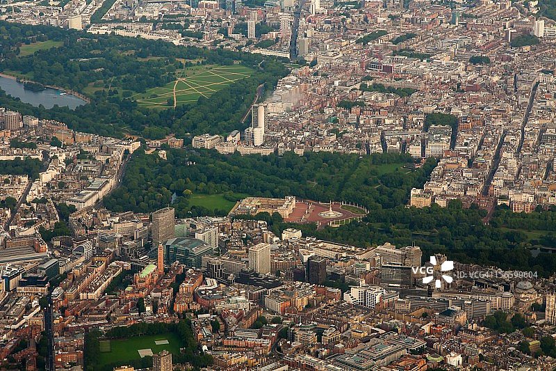 从上方俯瞰白金汉宫和海德公园图片素材