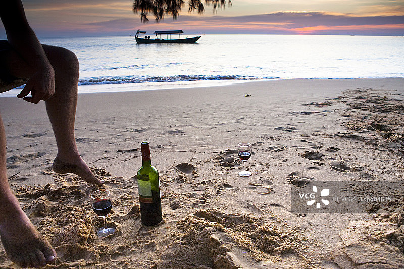 沙滩上的一杯红酒图片素材