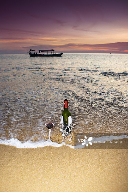 沙滩上的酒瓶和酒杯图片素材
