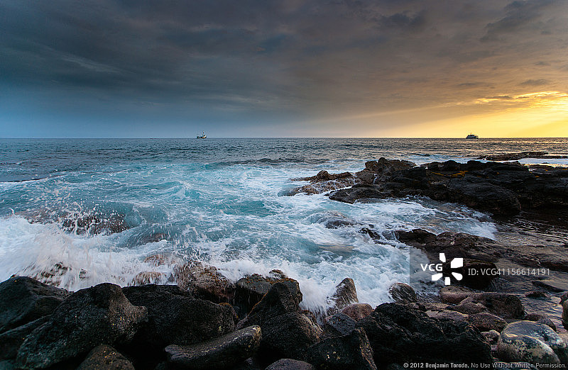 夏威夷科纳海岸日落时分的波涛图片素材