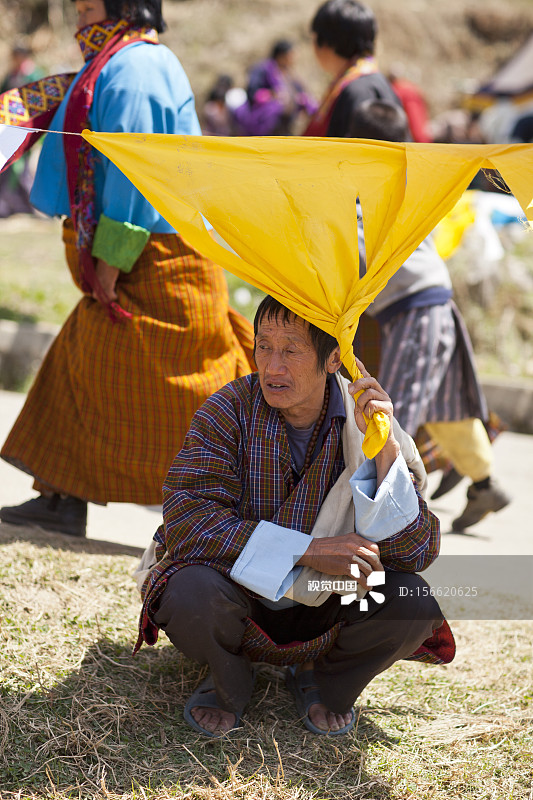 手持黄色旗帜的不丹男子图片素材
