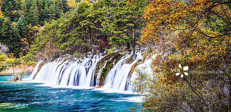 九寨沟国家公园的丝滑瀑布图片素材