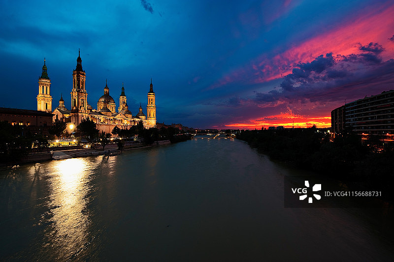 萨拉戈萨皮拉尔教堂日落图片素材