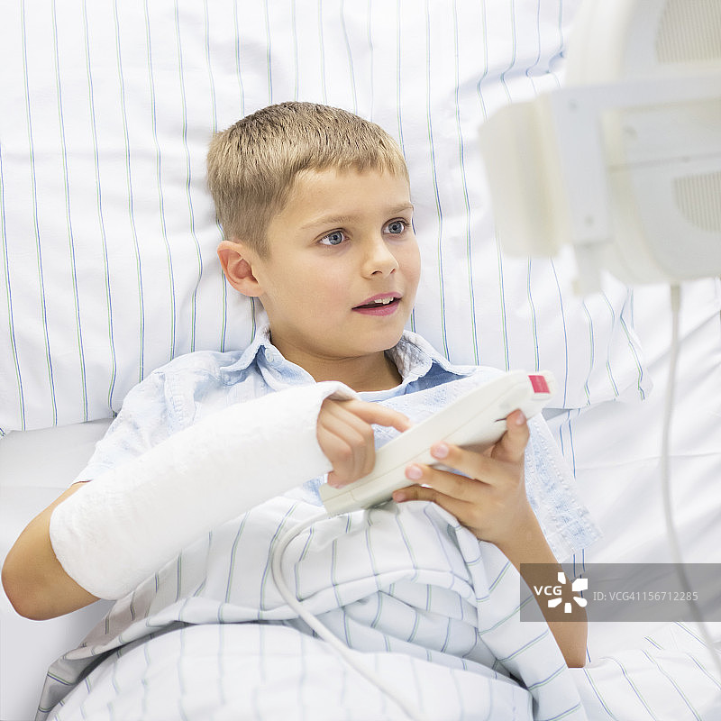 医院里手臂骨折的小男孩肖像图片素材