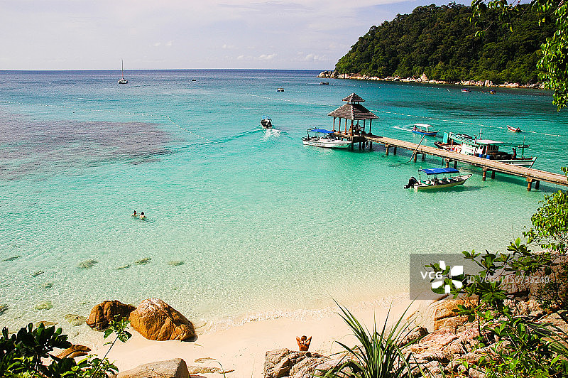 停泊岛绿松石海湾的码头图片素材