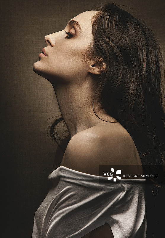 年轻性感女人的侧面照图片素材