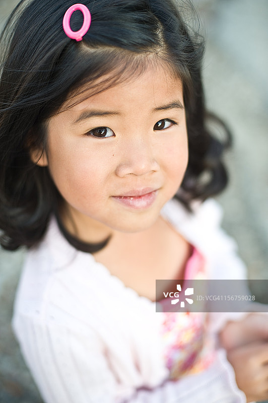 可爱的女孩抬头微笑图片素材