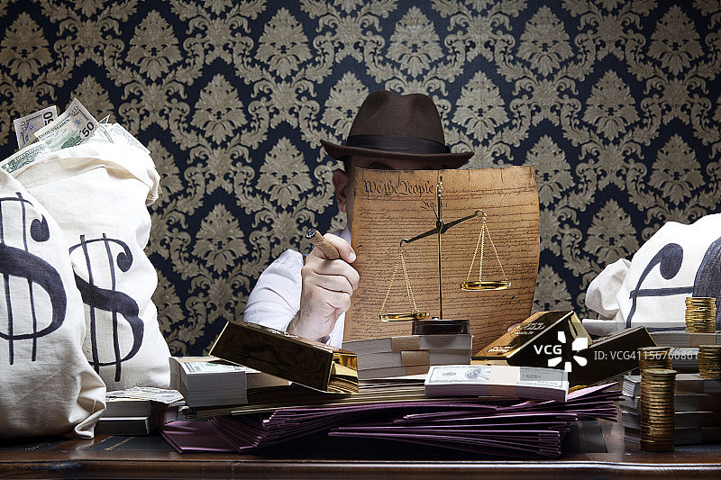 教父拿着美国宪法、脏钱和黄金图片素材