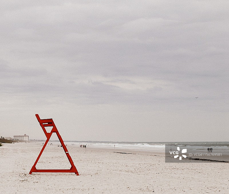沙滩上的红色救生椅图片素材