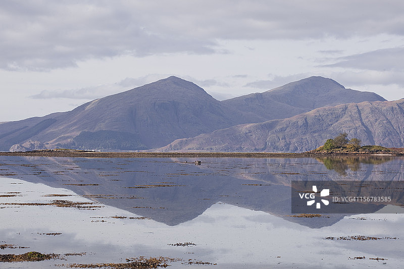 莱赫湖倒映着远山图片素材