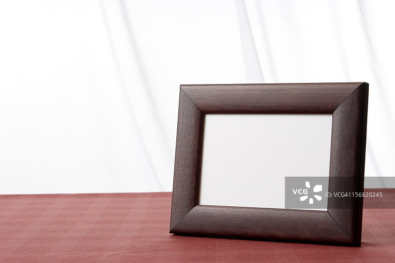 桌子上带复制空间的空白木制相框图片素材