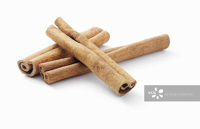 白色背景上的肉桂棒图片素材