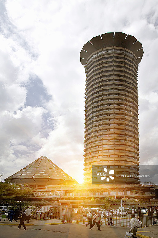 城市街道上的城市摩天大楼图片素材