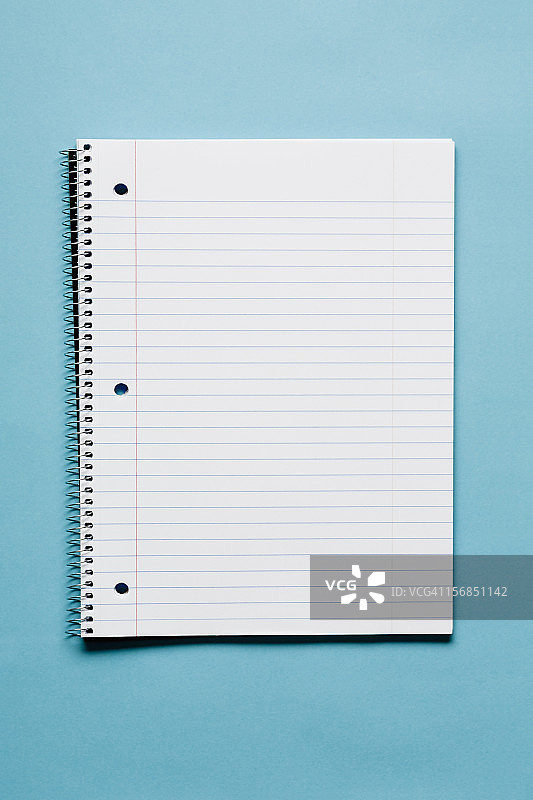蓝色背景上的空白螺旋笔记本图片素材