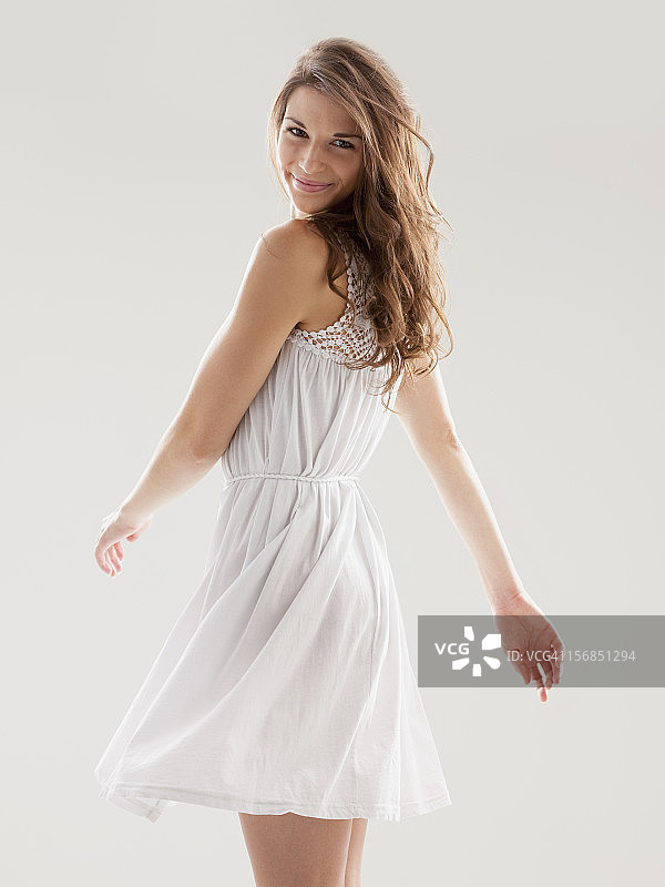 穿着夏装摇曳身姿的美丽女人图片素材