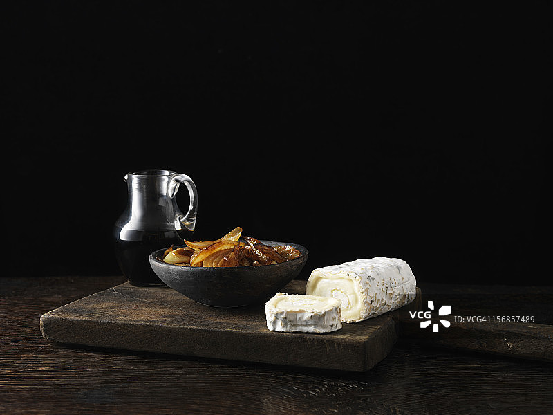 木板上的洋葱、奶酪和葡萄酒图片素材