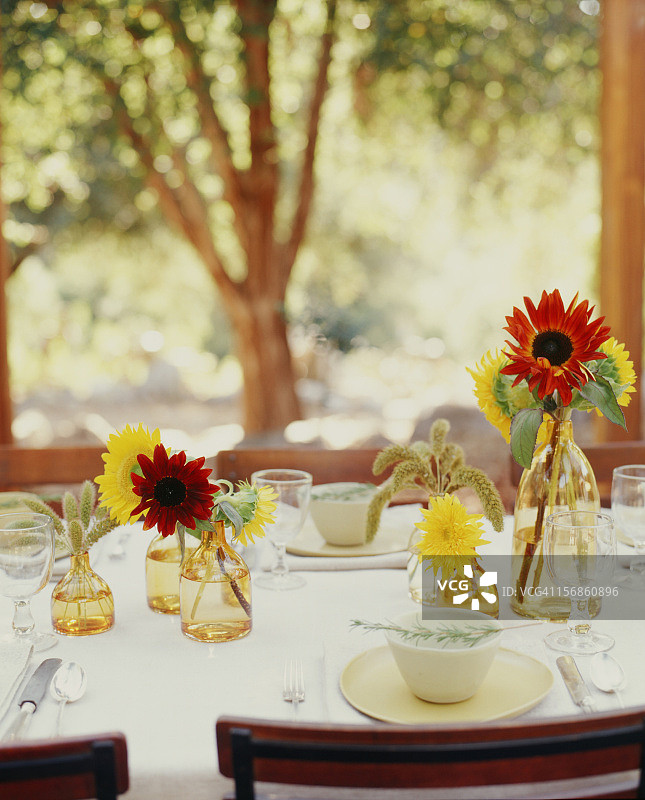 带有餐位布置和鲜花的节日餐桌图片素材