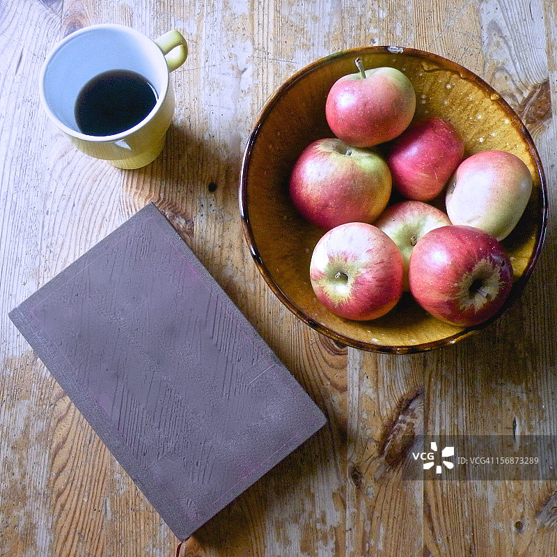 咖啡、苹果和木桌上的书图片素材