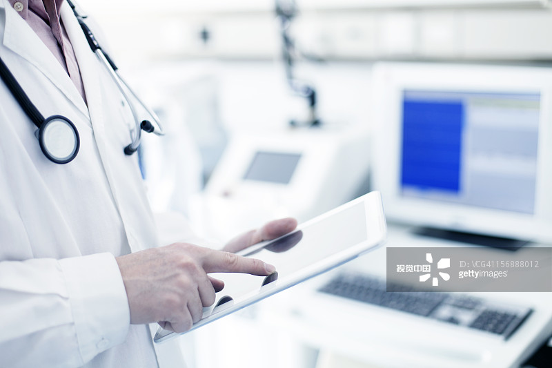 医生在医院使用数字平板电脑图片素材