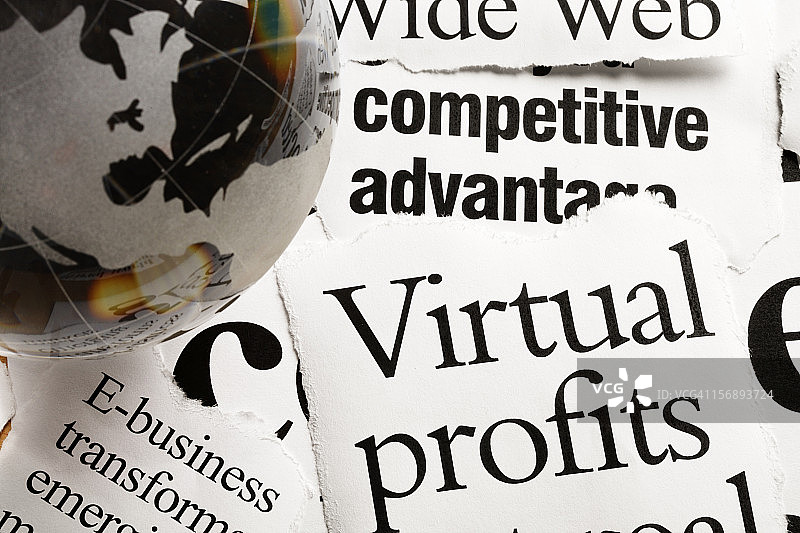电子商业头条和虚拟利润上的金色玻璃镇纸图片素材