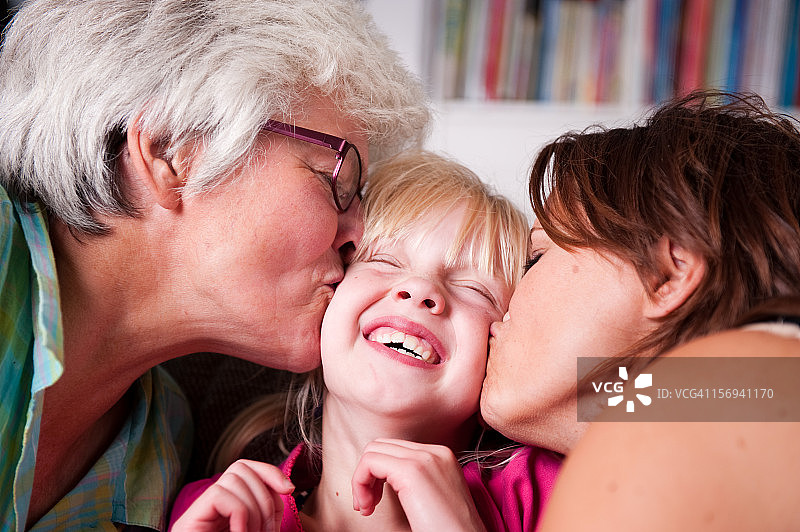 三代人的亲吻时刻图片素材