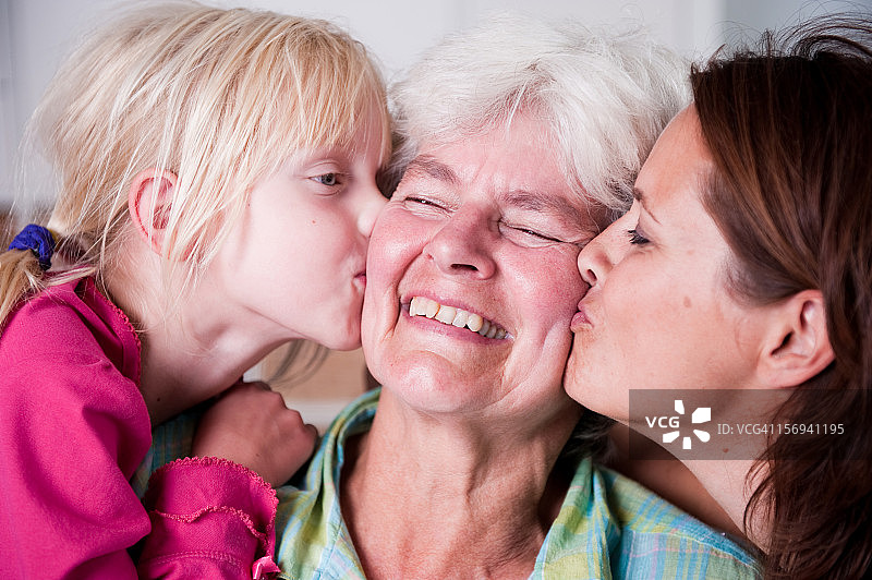 三代人的亲吻时刻图片素材