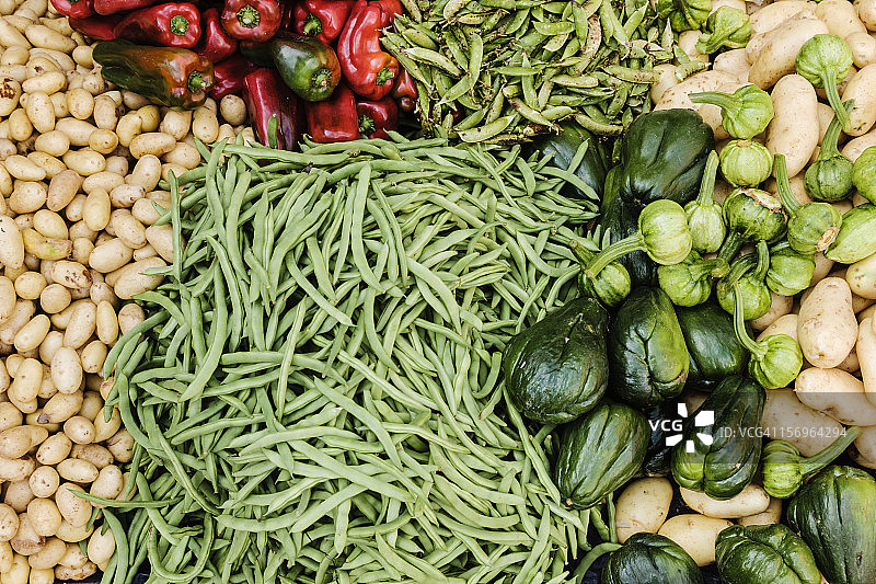 食品市场摊位上出售的蔬菜图片素材