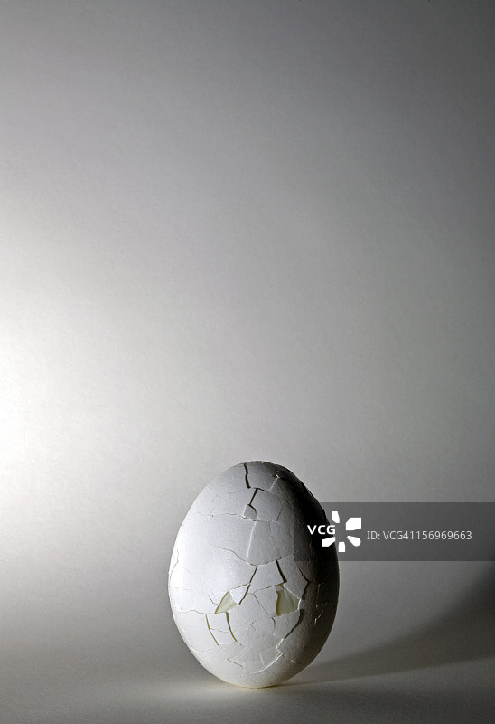 破壳的煮鸡蛋图片素材