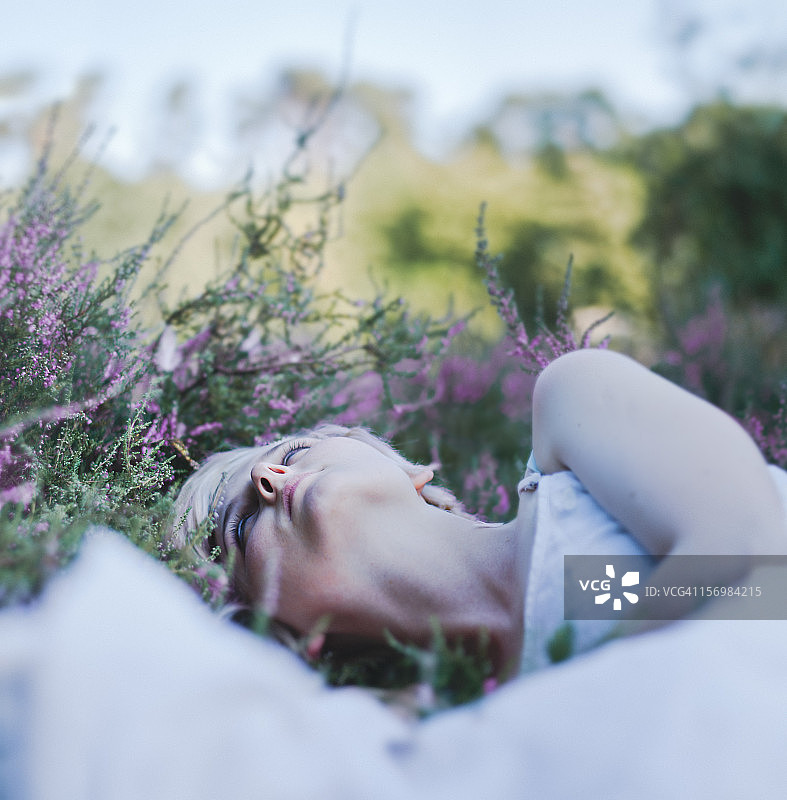 穿着白色连衣裙的女孩图片素材