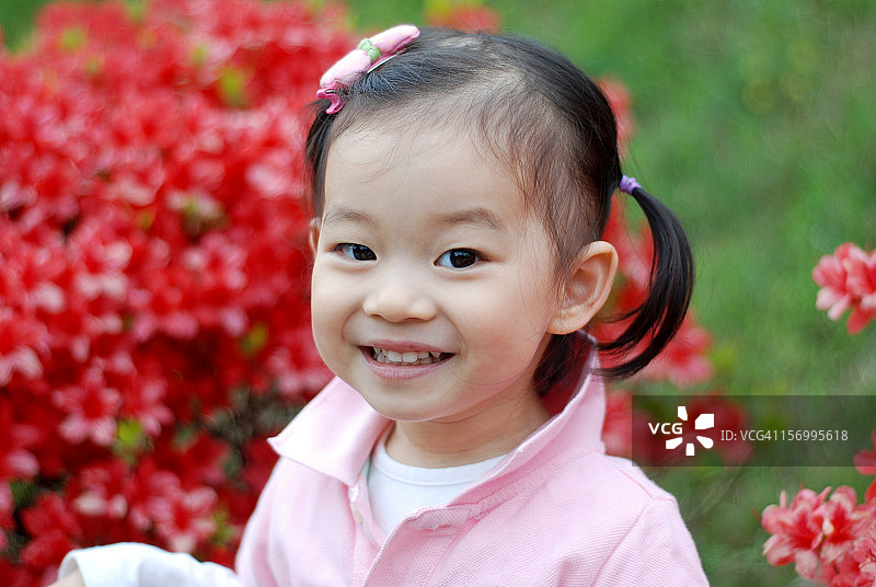 鲜花与女婴的甜美笑容图片素材