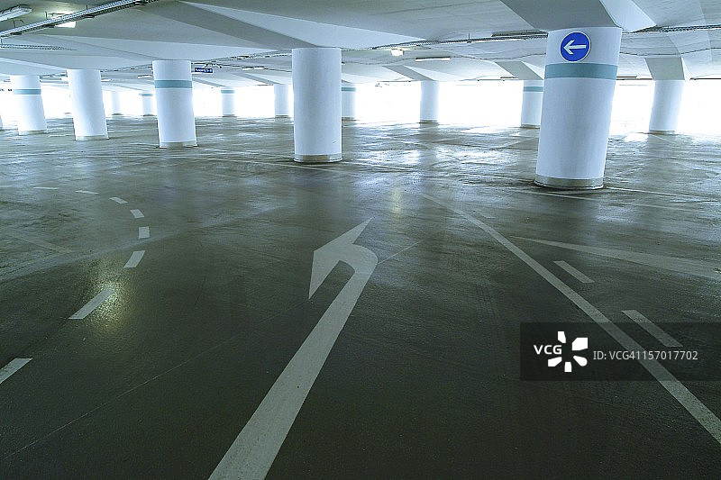 空旷的停车场图片素材