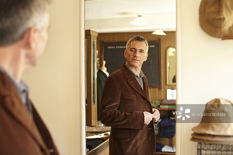 男人在定制服装店试穿夹克图片素材